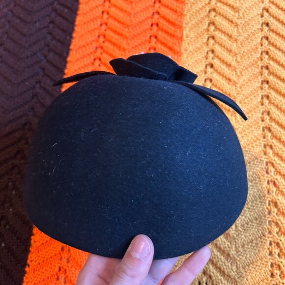 1960s Pilbox beret fascinator black felt flower hat of Imported Fur Felt - from - Picture 11 of 14